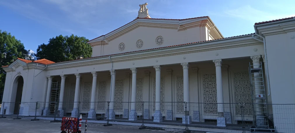 Teatrul Bazilescu, lăsat în zidul gol