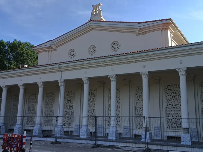 Teatrul Bazilescu, lăsat în zidul gol