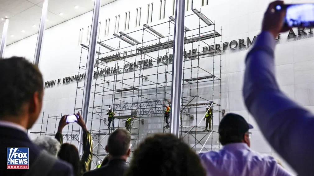 Numele lui Donald Trump a fost îndepărtat de pe clădirea Kennedy Center