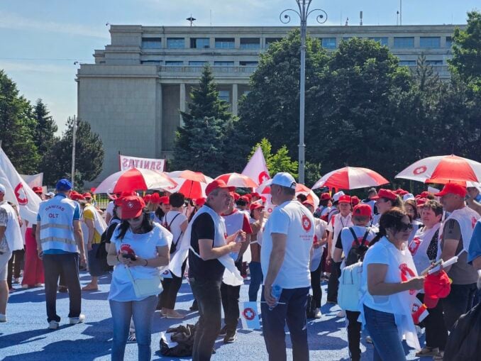 Mii de angajați din sistemul sanitar au declanșat un protest masiv în București și au plecat în marș spre Parlament