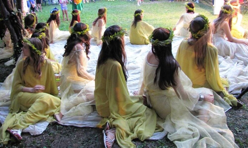 Tradiția, o permanentă continuitate: De la ritualuri de Sânziene la sărbătoarea Înaintemergătorului  