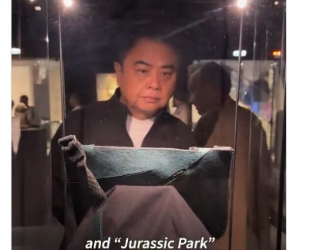 Prima geantă din „piele de T-Rex”, scoasă la licitație la Paris VIDEO
