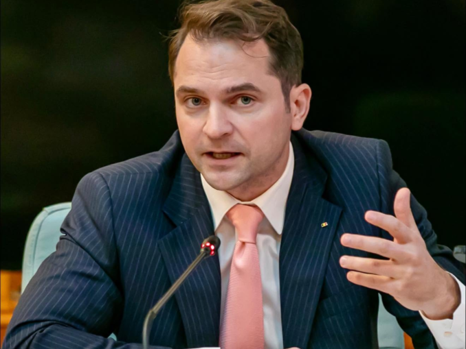 Sebastian Burduja: GATA cu „ciocu’ mic și joc de glezne”. Ajunge!