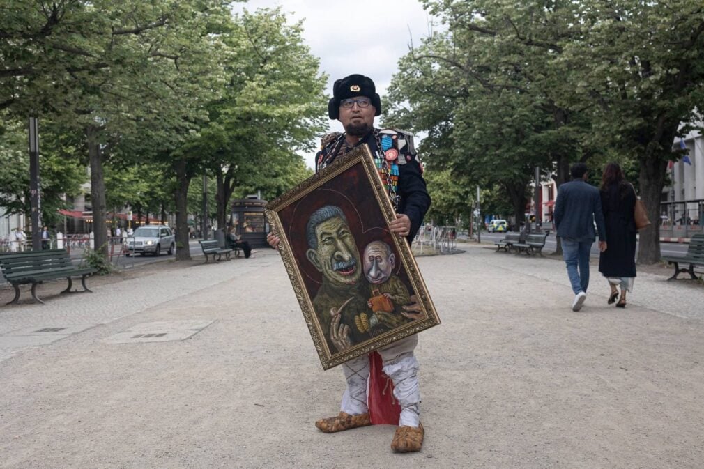Un celebru caricaturist rus, critic vocal al lui Putin, a fost executat în plină stradă. Doi bieloruși au fost reținuți