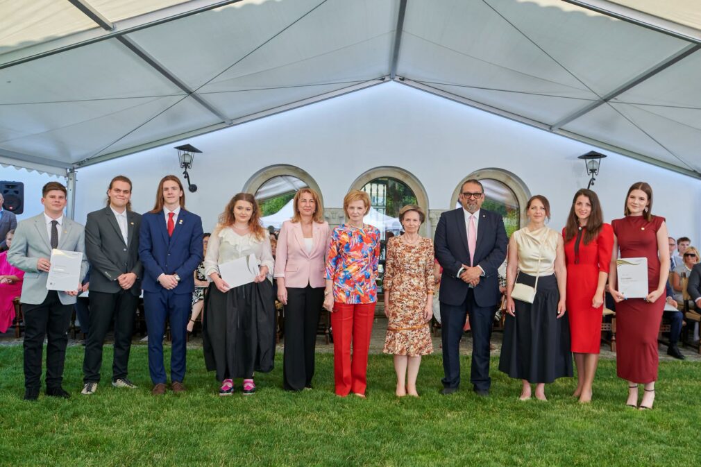 Majestatea Sa Margareta a premiat 90 de elevi care au finalizat programul The Duke of Edinburgh’s International Award