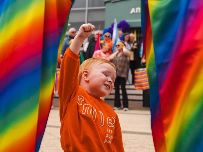 De la frică la mândrie: povestea paradelor Pride și a oamenilor care au schimbat lumea