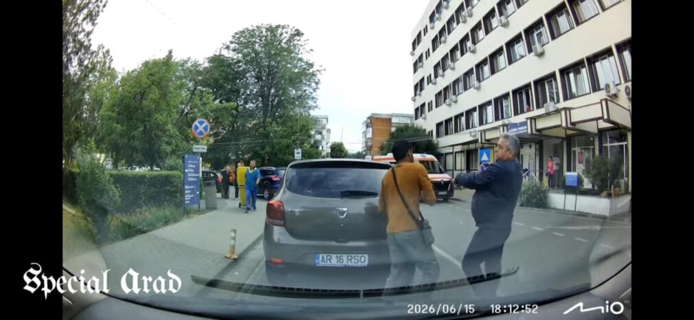 VIDEO Livrator din Sri Lanka, agresat de un agent de pază în curtea Spitalului Județean Arad. Poliția a deschis dosar penal