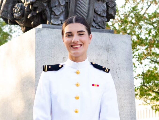 Ana-Maria Gafton a debutat în cariera de comandă în Forțele Navale Române. Tânăra a absolvit Academia Navală a SUA