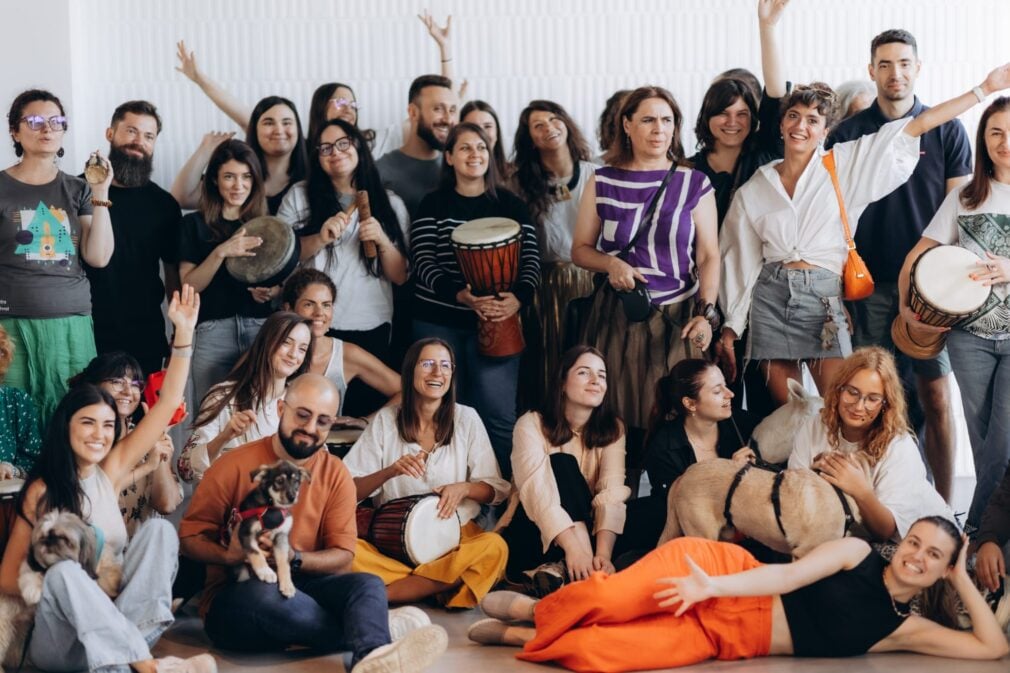 „Unele dintre cele mai profunde dureri pe care le-am trăit au fost legate de despărțirea de animale” – Cristina Chiosea, muzician și muzicoterapeut