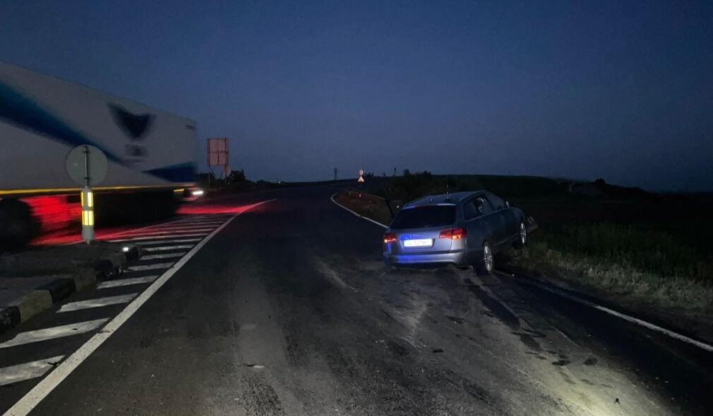 Un adolescent a fugit de la locul accidentului provocat cu o mașină furată