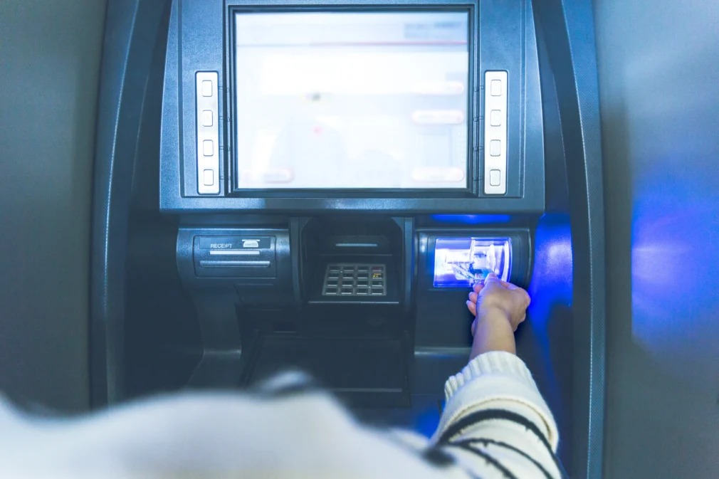 Toate băncile, obligate să elibereze la bancomate sume personalizate și pentru clienții altor bănci. Proiect legislativ
