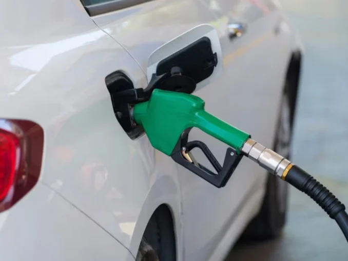 Benzina a coborât sub 8,5 lei pe litru. Noi ieftiniri la pompă în marile orașe din țară