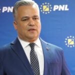 cine sapa groapa altuia cade singur in ea