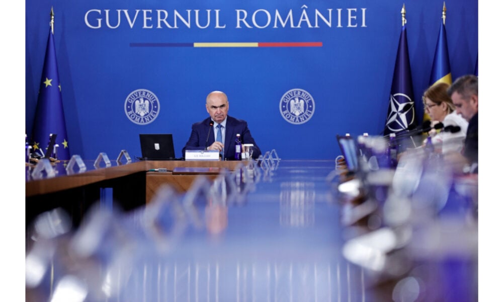 Deficitul bugetar al României s-a înjumătățit. Guvernul anunță că a reușit performanța fără să taie bani de la investiții
