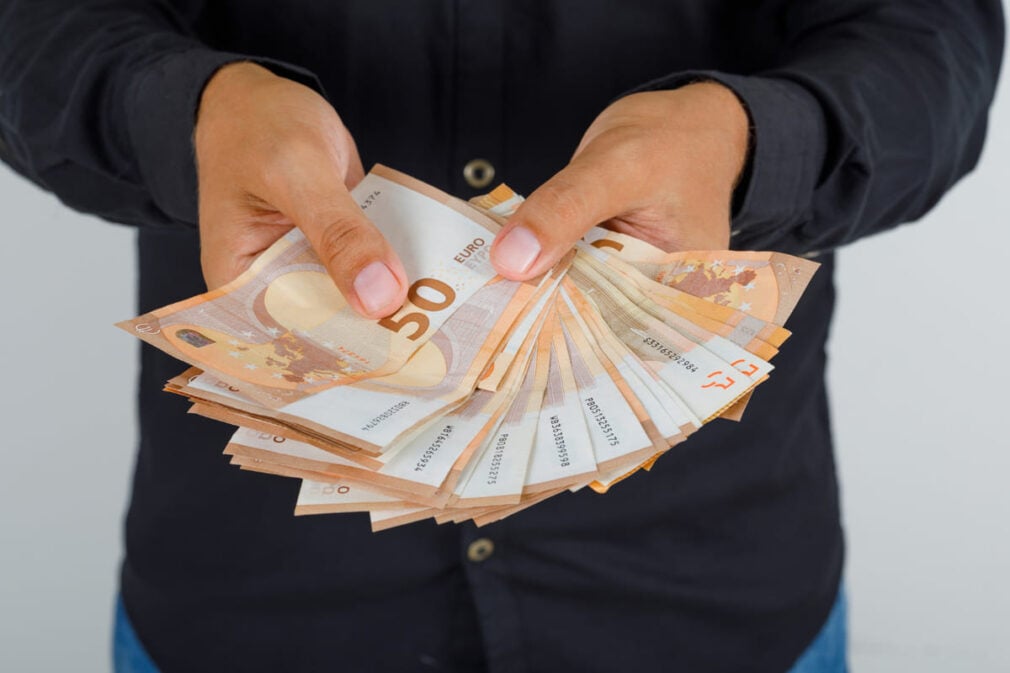 Dobânzi măsluite la bănci. Un român are de recuperat 8.000 euro pentru un credit de 100.000 euro luat în 2018