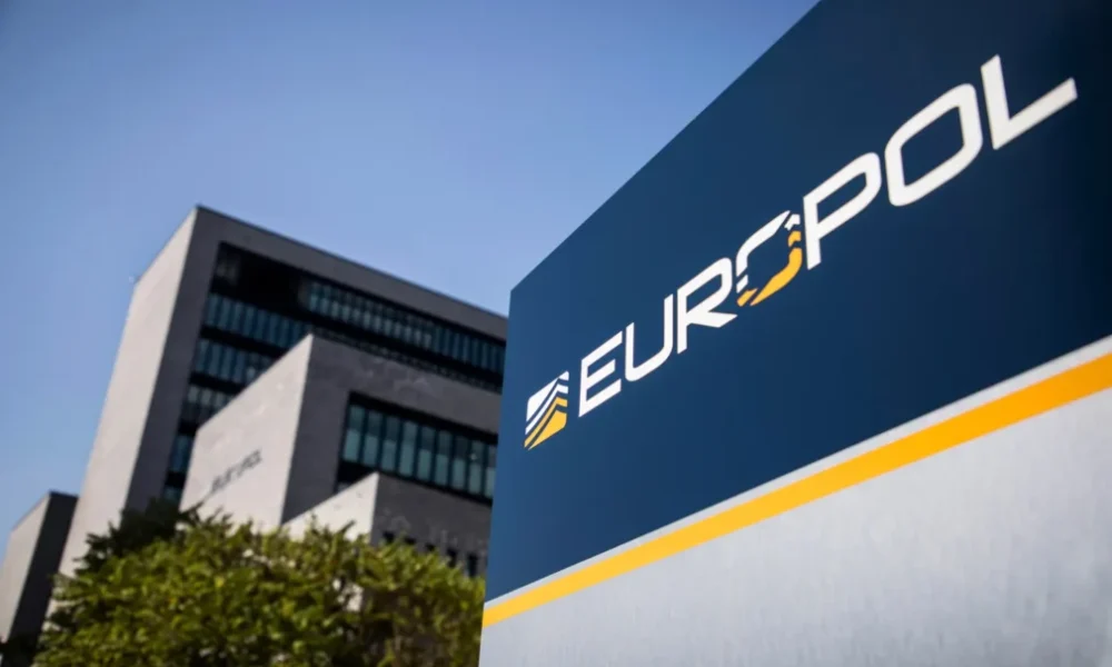 Raport Europol: Peste 400.000 de infractori controlează rețelele de crimă organizată din UE