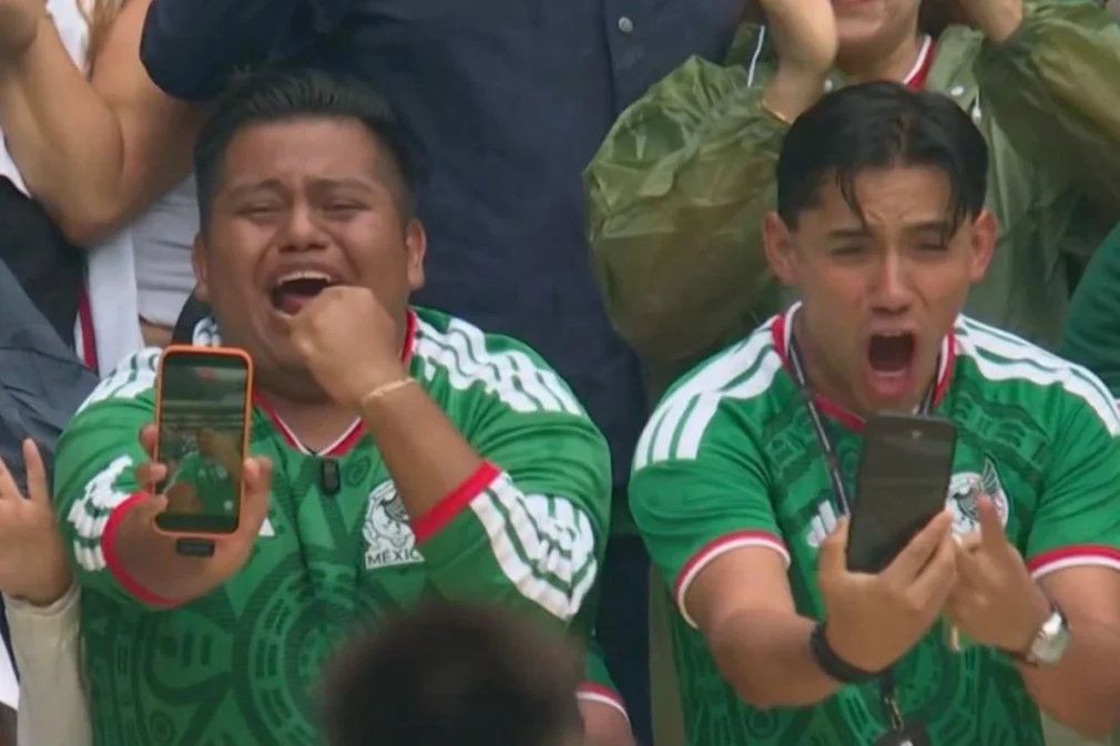 VIDEO Doi suporteri mexicani, virali după ce s-au filmat la golul lui Jiménez
