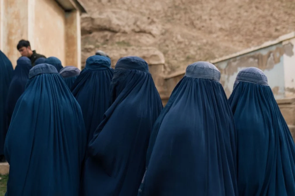Talibanii intensifică controalele vestimentare. Mai multe femei au fost arestate în vestul Afganistanului
