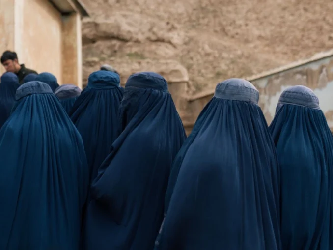 Talibanii intensifică controalele vestimentare. Mai multe femei au fost arestate în vestul Afganistanului