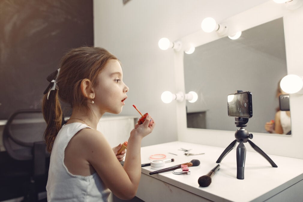 Părinți îngrijorați, copii obsedați: febra cosmeticelor pentru cei mici
