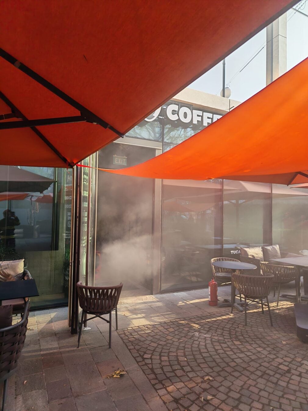VIDEO Incendiu la o cafenea din centrul Iașului. Aproximativ 50 de persoane au fost evacuate