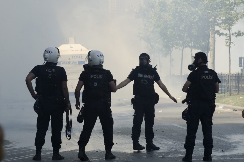 Operațiune „antiteroristă” de amploare la Ankara înainte de summitul NATO. Val de arestări în rândul societății civile și manifestații interzise
