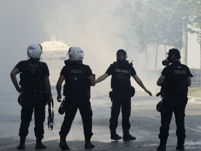 Operațiune „antiteroristă” de amploare la Ankara înainte de summitul NATO. Val de arestări în rândul societății civile și manifestații interzise