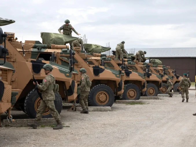 NATO strânge rândurile în Balcani. Trupele KFOR se reduc treptat