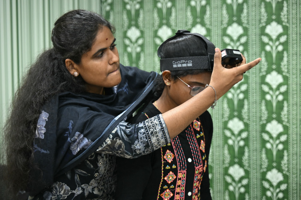 Muncitori din India, filmați în fabrici pentru antrenarea roboților: „Cine ne va plăti când vom fi înlocuiți?”