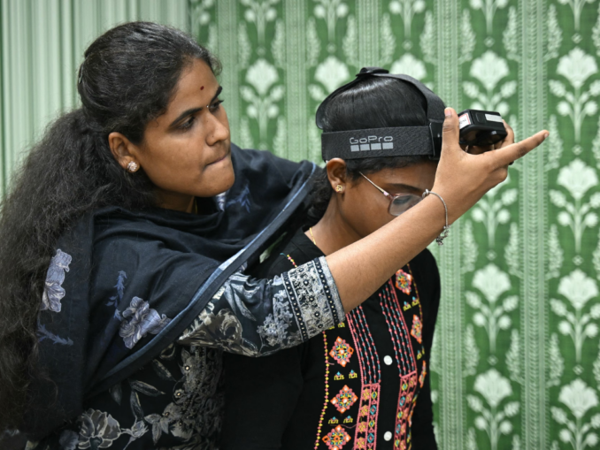 Muncitori din India, filmați în fabrici pentru antrenarea roboților: „Cine ne va plăti când vom fi înlocuiți?”