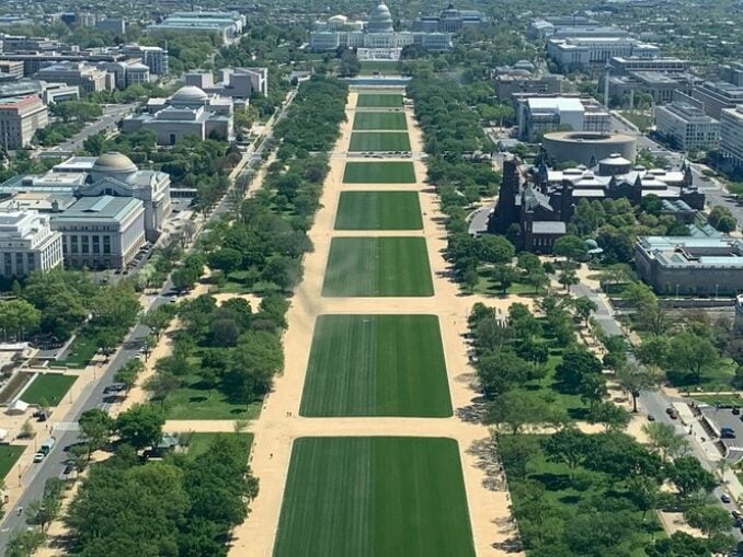 Un simbol anti-Trump uriaș cu numărul „8647” a fost expus pe National Mall din Washington