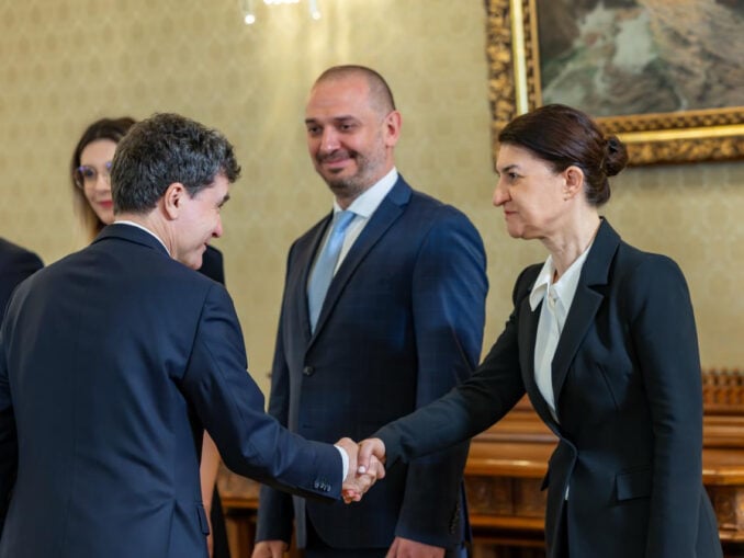 Un lider USR vede două opțiuni pentru ieșirea din criza politică: Fie PSD și PNL să propună un premier din USR sau UDMR, fie guvern minoritar