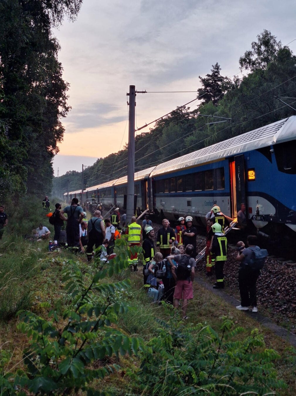 600 de pasageri blocați ore în șir, la 50 de grade, după ce o furtună a distrus firele de înaltă tensiune în Germania