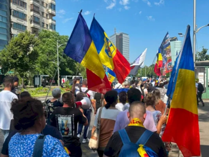 „Turul doi înapoi”. Marș al susținătorilor lui Călin Georgescu în centrul Bucureștiului