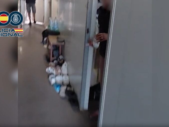 VIDEO Operațiunea „Cireșe”. Zilieri români ținuți cu forța la muncă într-o fermă din Spania. Oamenii și-au implorat familiile să îi salveze