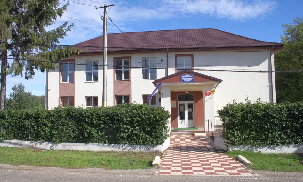 Școala din Războieni a rămas fără autorizație de funcționare din cauza apei nemonitorizate, iar Primăria a fost amendată pentru fântânile insalubre