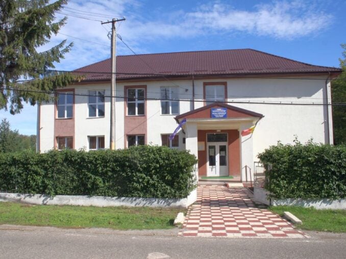 Școala din Războieni a rămas fără autorizație de funcționare din cauza apei nemonitorizate, iar Primăria a fost amendată pentru fântânile insalubre