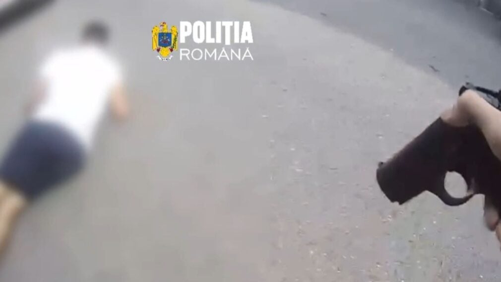 Doi tineri care aveau droguri asupra lor au fost urmăriți de polițiști după ce au fugit de control VIDEO