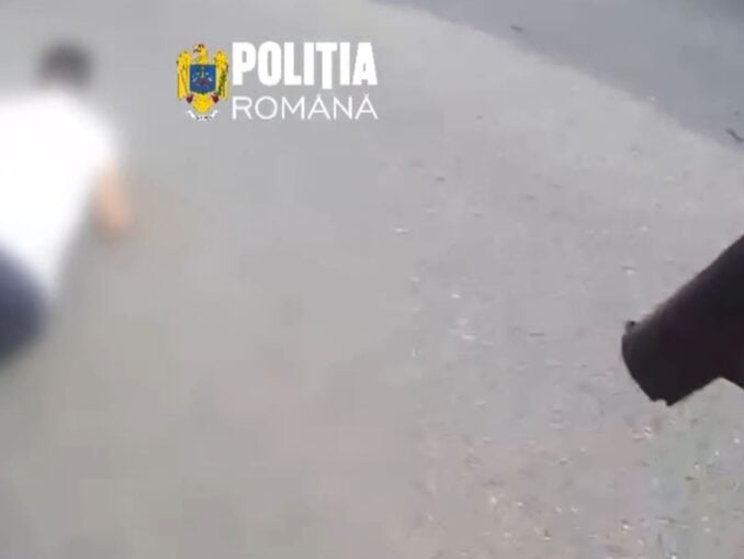Doi tineri care aveau droguri asupra lor au fost urmăriți de polițiști după ce au fugit de control VIDEO
