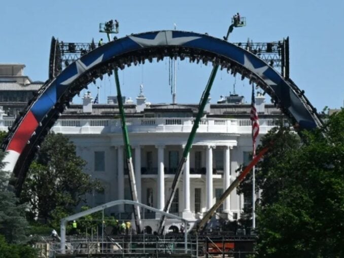 Donald Trump găzduiește o gală MMA la Casa Albă, de ziua lui