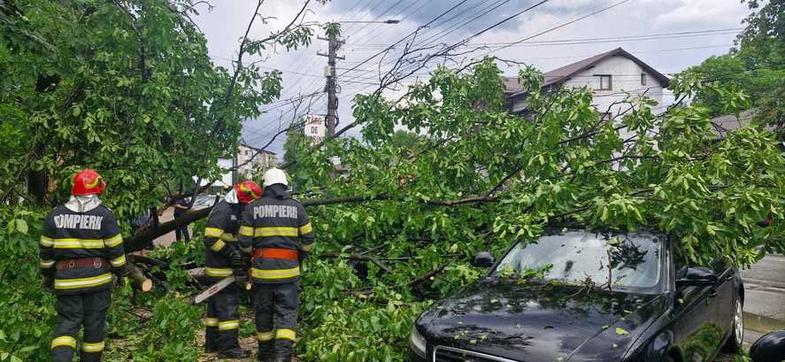 Codul portocaliu a făcut prăpăd: Sute de intervenții pentru 