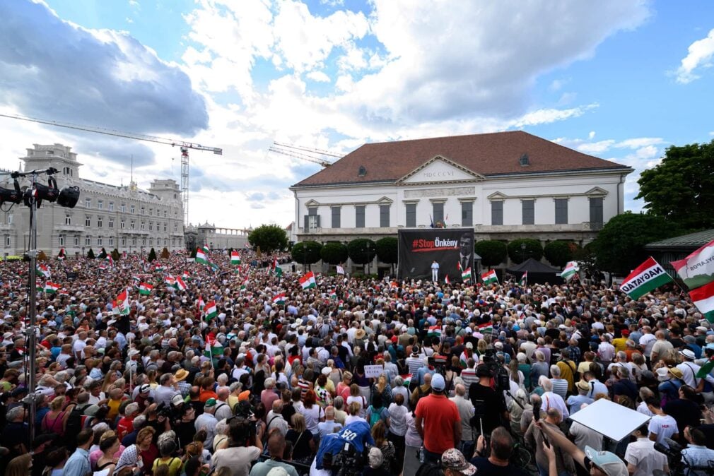 Ungaria: Mii de manifestanți pro-Orbán au ieșit în stradă împotriva guvernului Magyar – VIDEO