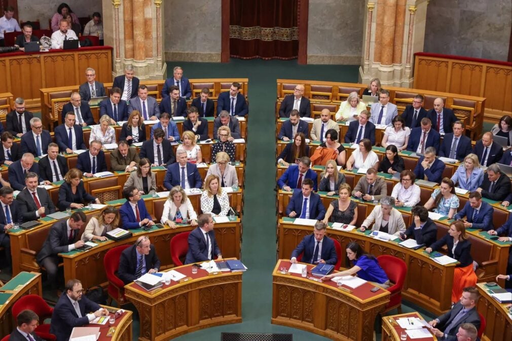 Parlamentul Ungariei îl demite pe președinte printr-o reformă constituțională