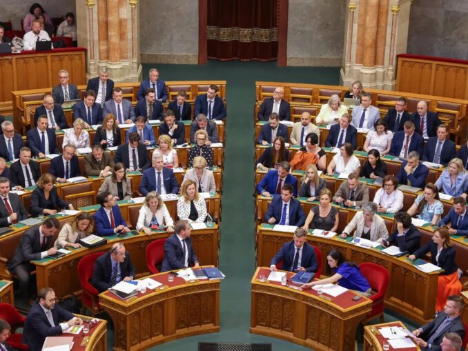Parlamentul Ungariei îl demite pe președinte printr-o reformă constituțională
