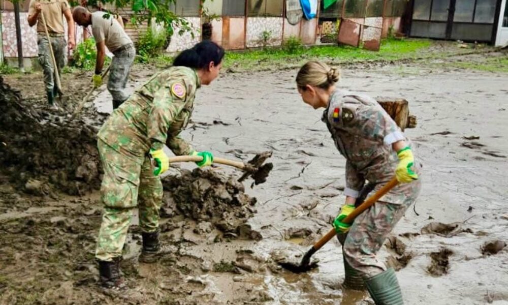 Militarii luptă cu nămolul din Bușteni, iar localnicii sunt criticați de români FOTO VIDEO