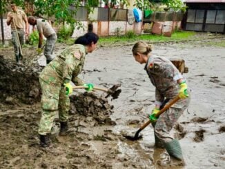 Militarii luptă cu nămolul din Bușteni, iar localnicii sunt criticați de români FOTO VIDEO