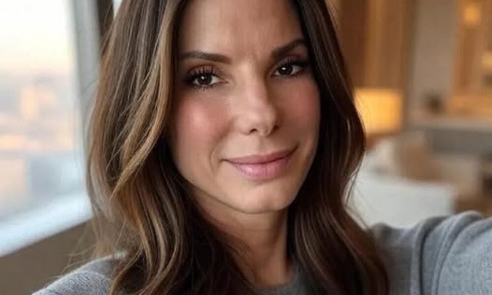 Ce creme mai folosesc vedetele: Sandra Bullock, un ten perfect la  62 de ani
