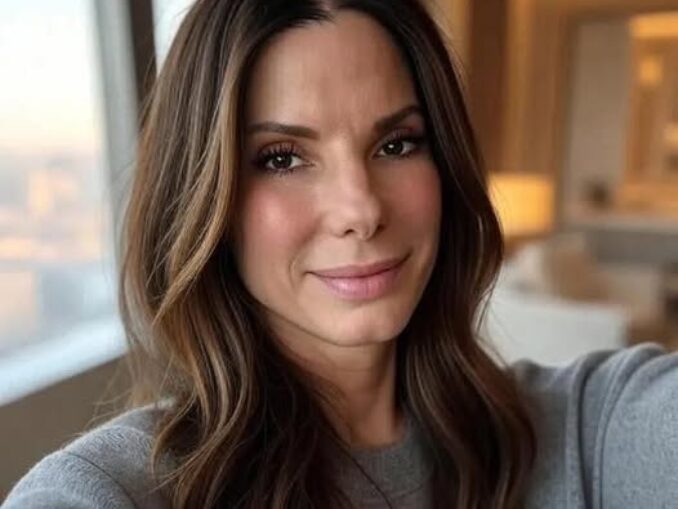 Ce creme mai folosesc vedetele: Sandra Bullock, un ten perfect la  62 de ani