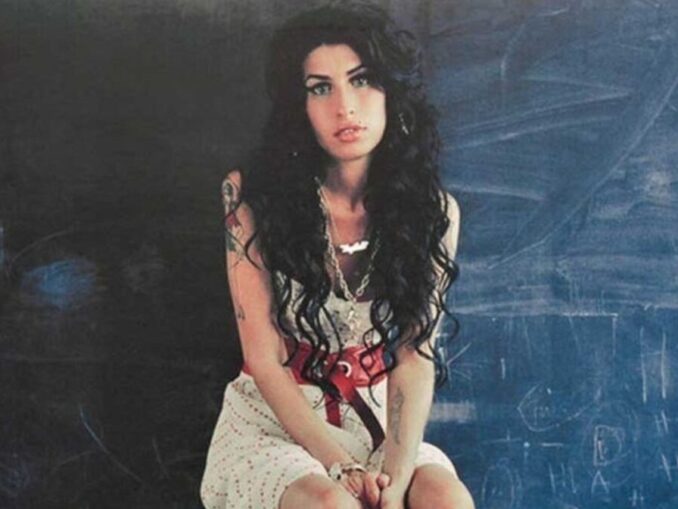 Tatăl lui Amy Winehouse, obligat să le plătească 1 milion de lire sterline prietenelor fiicei sale