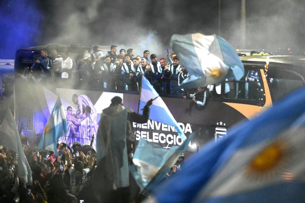 VIDEO Argentina a fost întâmpinată de mii de oameni la întoarcerea acasă, după Cupa Mondială. Lionel Messi a lipsit